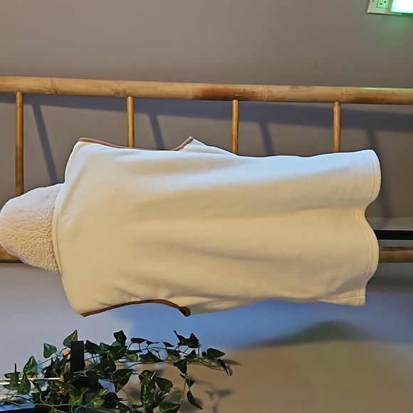 Women’s small Chaps cream faux fur vest with brown trim. - Picture 6 of 8